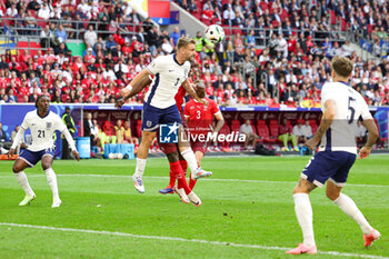 2024-07-07 - Luke Shaw of England heads clear during the UEFA Euro 2024, Quarter-finals football match between England and Switzerland on July 6, 2024 at Merkur Spiel-Arena in Düsseldorf, Germany - FOOTBALL - EURO 2024 - 1/4 - ENGLAND V SWITZERLAND - UEFA EUROPEAN - SOCCER