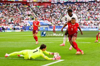 2024-07-07 - Kobbie Mainoo of England and Yann Sommer, Manuel Akanji of Switzerland during the UEFA Euro 2024, Quarter-finals football match between England and Switzerland on July 6, 2024 at Merkur Spiel-Arena in Düsseldorf, Germany - FOOTBALL - EURO 2024 - 1/4 - ENGLAND V SWITZERLAND - UEFA EUROPEAN - SOCCER