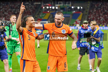 2024-07-06 - Nathan Aké, Stefan De Vrij of Netherlands are celebrating the win during the UEFA Euro 2024, Quarter-finals football match between Netherlands and Turkiye on July 6, 2024 at Olympiastadion in Berlin, Germany - FOOTBALL - EURO 2024 - 1/4 - NETHERLANDS V TURKIYE - UEFA EUROPEAN - SOCCER