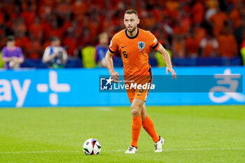 2024-07-06 - Stefan De Vrij of Netherlands during the UEFA Euro 2024, Quarter-finals football match between Netherlands and Turkiye on July 6, 2024 at Olympiastadion in Berlin, Germany - FOOTBALL - EURO 2024 - 1/4 - NETHERLANDS V TURKIYE - UEFA EUROPEAN - SOCCER