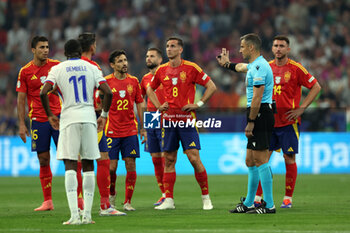 2024-07-09 - Munich , Germany 09.07.2024: referee check goal during the UEFA EURO 2024 semi-finals, football match between Spain vs France at Munich Football Allianz Arena - UEFA EURO 2024 - SEMIFINALS - SPAIN VS FRANCE  - UEFA EUROPEAN - SOCCER