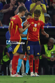 2024-07-09 - Munich , Germany 09.07.2024: Lamine Yamal of Spain scores the goal 1-1 and celebrates with his teammates during the UEFA EURO 2024 semi-finals, football match between Spain vs France at Munich Football Allianz Arena - UEFA EURO 2024 - SEMIFINALS - SPAIN VS FRANCE  - UEFA EUROPEAN - SOCCER