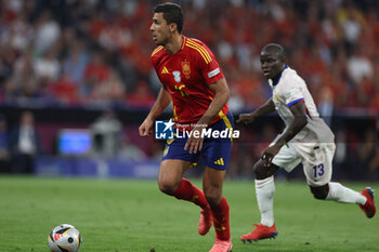 2024-07-09 - Munich , Germany 09.07.2024: Rodri of Spain, N'Golo Kante of France during the UEFA EURO 2024 semi-finals, football match between Spain vs France at Munich Football Allianz Arena - UEFA EURO 2024 - SEMIFINALS - SPAIN VS FRANCE  - UEFA EUROPEAN - SOCCER