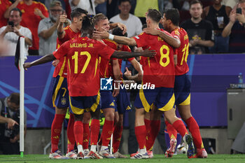 2024-07-09 - Munich , Germany 09.07.2024: dDani Olmo of Spain scores the goal 2-1 and celebrates with his teammates during the UEFA EURO 2024 semi-finals, football match between Spain vs France at Munich Football Allianz Arena - UEFA EURO 2024 - SEMIFINALS - SPAIN VS FRANCE  - UEFA EUROPEAN - SOCCER