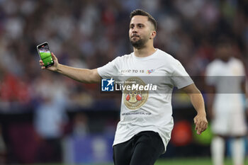 2024-07-09 - Munich , Germany 09.07.2024: fan invades the pitch to take a photograph with Kylian Mbappe of France during the UEFA EURO 2024 semi-finals, football match between Spain vs France at Munich Football Allianz Arena - UEFA EURO 2024 - SEMIFINALS - SPAIN VS FRANCE  - UEFA EUROPEAN - SOCCER