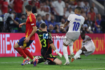 2024-07-09 - Munich , Germany 09.07.2024: Kylian Mbappe of France, Unai Simon of Spain during the UEFA EURO 2024 semi-finals, football match between Spain vs France at Munich Football Allianz Arena - UEFA EURO 2024 - SEMIFINALS - SPAIN VS FRANCE  - UEFA EUROPEAN - SOCCER