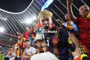 2024-07-09 - Munich , Germany 09.07.2024: Spanish fans celebrate the victory at the end during the UEFA EURO 2024 semi-finals, football match between Spain vs France at Munich Football Allianz Arena - UEFA EURO 2024 - SEMIFINALS - SPAIN VS FRANCE  - UEFA EUROPEAN - SOCCER