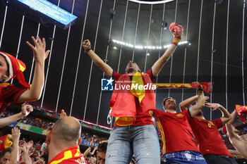 2024-07-09 - Munich , Germany 09.07.2024: Spanish fans celebrate the victory at the end during the UEFA EURO 2024 semi-finals, football match between Spain vs France at Munich Football Allianz Arena - UEFA EURO 2024 - SEMIFINALS - SPAIN VS FRANCE  - UEFA EUROPEAN - SOCCER