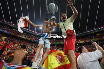 2024-07-09 - Munich , Germany 09.07.2024: Spanish fans celebrate the victory at the end during the UEFA EURO 2024 semi-finals, football match between Spain vs France at Munich Football Allianz Arena - UEFA EURO 2024 - SEMIFINALS - SPAIN VS FRANCE  - UEFA EUROPEAN - SOCCER