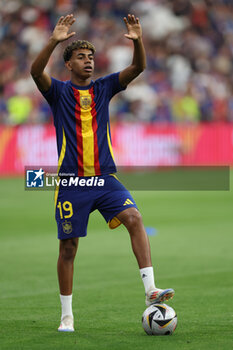 2024-07-09 - Munich , Germany 09.07.2024: Lamine Yamal of Spain warm-up before the UEFA EURO 2024 semi-finals, football match between Spain vs France at Munich Football Allianz Arena - UEFA EURO 2024 - SEMIFINALS - SPAIN VS FRANCE  - UEFA EUROPEAN - SOCCER