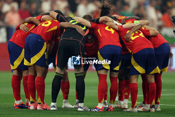 2024-07-09 - Munich , Germany 09.07.2024: The Spanish team hugs before the UEFA EURO 2024 semi-finals, football match between Spain vs France at Munich Football Allianz Arena - UEFA EURO 2024 - SEMIFINALS - SPAIN VS FRANCE  - UEFA EUROPEAN - SOCCER