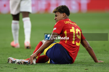 2024-07-09 - Munich , Germany 09.07.2024: Lamine Yamal of Spain injured during the UEFA EURO 2024 semi-finals, football match between Spain vs France at Munich Football Allianz Arena - UEFA EURO 2024 - SEMIFINALS - SPAIN VS FRANCE  - UEFA EUROPEAN - SOCCER