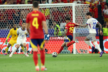 2024-07-09 - Munich , Germany 09.07.2024: Lamine Yamal of Spain, Theo Hernandez of France during the UEFA EURO 2024 semi-finals, football match between Spain vs France at Munich Football Allianz Arena - UEFA EURO 2024 - SEMIFINALS - SPAIN VS FRANCE  - UEFA EUROPEAN - SOCCER