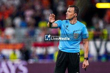 2024-07-10 - Referee Felix Zwayer during the UEFA Euro 2024, Semi-finals football match between Netherlands and England on 10 July 2024 at Signal Iduna Park in Dortmund, Germany - FOOTBALL - EURO 2024 - 1/2 - NETHERLANDS V ENGLAND - UEFA EUROPEAN - SOCCER