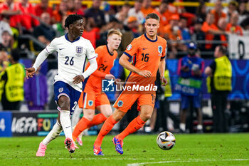 2024-07-10 - Kobbie Mainoo of England battles for possession with Joey Veerman of the Netherlands during the UEFA Euro 2024, Semi-finals football match between Netherlands and England on 10 July 2024 at Signal Iduna Park in Dortmund, Germany - FOOTBALL - EURO 2024 - 1/2 - NETHERLANDS V ENGLAND - UEFA EUROPEAN - SOCCER