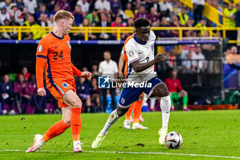 2024-07-10 - Jerdy Schouten of the Netherlands battles for possession with Bukayo Saka of England during the UEFA Euro 2024, Semi-finals football match between Netherlands and England on 10 July 2024 at Signal Iduna Park in Dortmund, Germany - FOOTBALL - EURO 2024 - 1/2 - NETHERLANDS V ENGLAND - UEFA EUROPEAN - SOCCER