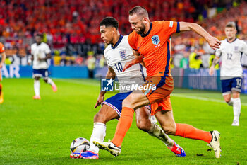 2024-07-10 - Jude Bellingham of England battles for possession with Stefan de Vrij of the Netherlands during the UEFA Euro 2024, Semi-finals football match between Netherlands and England on 10 July 2024 at Signal Iduna Park in Dortmund, Germany - FOOTBALL - EURO 2024 - 1/2 - NETHERLANDS V ENGLAND - UEFA EUROPEAN - SOCCER