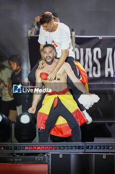 2024-07-15 - Spanish players Dani Carvajal (D) and Alvaro Morata (U) seen celebrating with the fans during the celebration of the Spanish national football team for the victory of the UEFA Euro 2024 title at Plaza de Cibeles on May 12, 2024 in Madrid, Spain. - SPAIN CELEBRATION UEFA EURO 2024 WIN - UEFA EUROPEAN - SOCCER