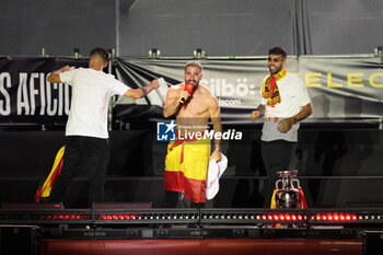 2024-07-15 - Spanish player Dani Carvajal (C) seen celebrating with the fans between his teammates Alvaro Morata (L) and David Raya (R) during the celebration of the Spanish national football team for the victory of the UEFA Euro 2024 title at Plaza de Cibeles on May 12, 2024 in Madrid, Spain. - SPAIN CELEBRATION UEFA EURO 2024 WIN - UEFA EUROPEAN - SOCCER