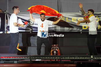 2024-07-15 - Spanish player Nacho Fernandez (C) seen celebrating with the fans between his teammates Alvaro Morata (L) and David Raya (R) during the celebration of the Spanish national football team for the victory of the UEFA Euro 2024 title at Plaza de Cibeles on May 12, 2024 in Madrid, Spain. - SPAIN CELEBRATION UEFA EURO 2024 WIN - UEFA EUROPEAN - SOCCER