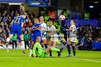 2024-01-25 - Niamh Charles (21) of Chelsea heads towards goal during the UEFA Women's Champions League, Group D football match between Chelsea and Real Madrid on 24 January 2024 at Stamford Bridge in London, England - FOOTBALL - WOMEN'S CHAMPIONS LEAGUE - CHELSEA V REAL MADRID - UEFA CHAMPIONS LEAGUE WOMEN - SOCCER