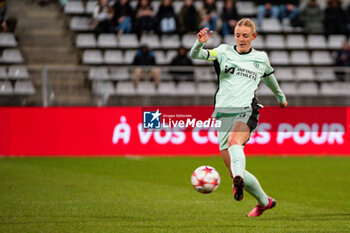 2024-01-30 - Sophie Ingle of Chelsea controls the ball during the UEFA Women's Champions League, Group D football match between Paris FC and Chelsea on January 30, 2024 at Sebastien Charlety stadium in Paris, France - FOOTBALL - WOMEN'S CHAMPIONS LEAGUE - PARIS FC V CHELSEA - UEFA CHAMPIONS LEAGUE WOMEN - SOCCER