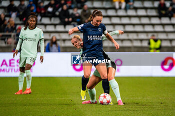 2024-01-30 - Sophie Ingle of Chelsea and Gaetane Thiney of Paris FC fight for the ball during the UEFA Women's Champions League, Group D football match between Paris FC and Chelsea on January 30, 2024 at Sebastien Charlety stadium in Paris, France - FOOTBALL - WOMEN'S CHAMPIONS LEAGUE - PARIS FC V CHELSEA - UEFA CHAMPIONS LEAGUE WOMEN - SOCCER