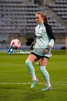 2024-01-30 - Hannah Hampton of Chelsea warms up ahead of the UEFA Women's Champions League, Group D football match between Paris FC and Chelsea on January 30, 2024 at Sebastien Charlety stadium in Paris, France - FOOTBALL - WOMEN'S CHAMPIONS LEAGUE - PARIS FC V CHELSEA - UEFA CHAMPIONS LEAGUE WOMEN - SOCCER