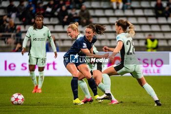 2024-01-30 - Gaetane Thiney of Paris FC and Jelena Cankovic of Chelsea fight for the ball during the UEFA Women's Champions League, Group D football match between Paris FC and Chelsea on January 30, 2024 at Sebastien Charlety stadium in Paris, France - FOOTBALL - WOMEN'S CHAMPIONS LEAGUE - PARIS FC V CHELSEA - UEFA CHAMPIONS LEAGUE WOMEN - SOCCER