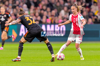 2024-01-30 - Elena Linari of AS Roma battles for possession with Rosa van Gool of AFC Ajax during the UEFA Women's Champions League, Group C football match between AFC Ajax and AS Roma on January 30, 2024 at Sportpark De Toekomst in Amsterdam-Duivendrecht, Netherlands - FOOTBALL - WOMEN'S CHAMPIONS LEAGUE - AJAX V AS ROMA - UEFA CHAMPIONS LEAGUE WOMEN - SOCCER