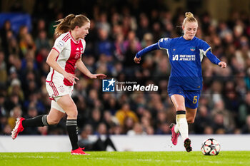2024-03-27 - Chelsea's Sophie Ingle and Ajax’s Jonna van de Velde during the UEFA Women's Champions League, Quarter-finals, 2nd leg football match between Chelsea FC and AFC Ajax on 27 March 2024 at Stamford Bridge in London, England - FOOTBALL - WOMEN'S CHAMPIONS LEAGUE - CHELSEA V AJAX - UEFA CHAMPIONS LEAGUE WOMEN - SOCCER