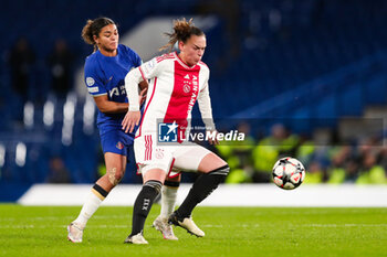 2024-03-27 - Ajax’s Sherida Spitse and Chelsea's Jess Carter during the UEFA Women's Champions League, Quarter-finals, 2nd leg football match between Chelsea FC and AFC Ajax on 27 March 2024 at Stamford Bridge in London, England - FOOTBALL - WOMEN'S CHAMPIONS LEAGUE - CHELSEA V AJAX - UEFA CHAMPIONS LEAGUE WOMEN - SOCCER