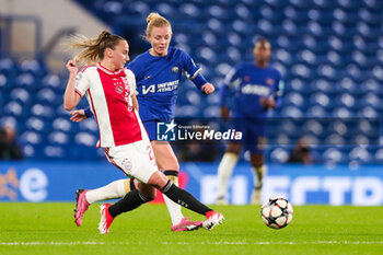 2024-03-27 - Ajax’s Rosa van Gool and Chelsea's Sophie Ingle during the UEFA Women's Champions League, Quarter-finals, 2nd leg football match between Chelsea FC and AFC Ajax on 27 March 2024 at Stamford Bridge in London, England - FOOTBALL - WOMEN'S CHAMPIONS LEAGUE - CHELSEA V AJAX - UEFA CHAMPIONS LEAGUE WOMEN - SOCCER