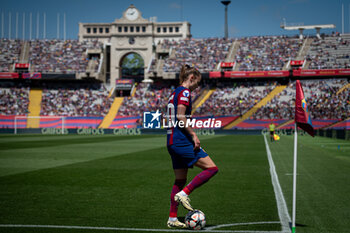 2024-04-20 - Caroline Graham Hansen (FC Barcelona) controls the ball during a Women's UEFA Champions League first-leg semifinal match between FC Barcelona and Chelsea Women at Estadi Olimpic Lluis Companys, in Barcelona, ,Spain on April 20, 2024. Photo by Felipe Mondino - WUCL SEMIFINAL 1º LEG - FC BARCELONA - CHELSEA WOMEN - UEFA CHAMPIONS LEAGUE WOMEN - SOCCER