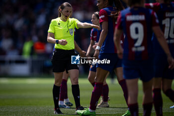 2024-04-20 - The referee gestures during a Women's UEFA Champions League first-leg semifinal match between FC Barcelona and Chelsea Women at Estadi Olimpic Lluis Companys, in Barcelona, ,Spain on April 20, 2024. Photo by Felipe Mondino - WUCL SEMIFINAL 1º LEG - FC BARCELONA - CHELSEA WOMEN - UEFA CHAMPIONS LEAGUE WOMEN - SOCCER