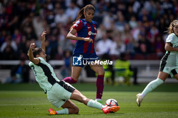 2024-04-20 - Jessica Carter (Chelsea Women) and Salma Paralluelo (FC Barcelona) battle for the ball during a Women's UEFA Champions League first-leg semifinal match between FC Barcelona and Chelsea Women at Estadi Olimpic Lluis Companys, in Barcelona, ,Spain on April 20, 2024. Photo by Felipe Mondino - WUCL SEMIFINAL 1º LEG - FC BARCELONA - CHELSEA WOMEN - UEFA CHAMPIONS LEAGUE WOMEN - SOCCER
