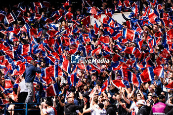 2024-04-28 - The fans cheer up their team ahead of the UEFA Women's Champions League, Semi-finals, 2nd leg football match between Paris Saint-Germain and Olympique Lyonnais on April 28, 2024 at Parc des Princes stadium in Paris, France - FOOTBALL - WOMEN'S CHAMPIONS LEAGUE - PARIS SG V LYON - UEFA CHAMPIONS LEAGUE WOMEN - SOCCER