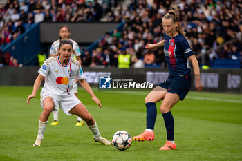 2024-04-28 - Danielle Van De Donk of Olympique Lyonnais and Jade Le Guilly of Paris Saint Germain fight for the ball during the UEFA Women's Champions League, Semi-finals, 2nd leg football match between Paris Saint-Germain and Olympique Lyonnais on April 28, 2024 at Parc des Princes stadium in Paris, France - FOOTBALL - WOMEN'S CHAMPIONS LEAGUE - PARIS SG V LYON - UEFA CHAMPIONS LEAGUE WOMEN - SOCCER