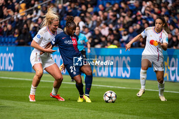 2024-04-28 - Lindsey Horan of Olympique Lyonnais and Sandy Baltimore of Paris Saint Germain fight for the ball during the UEFA Women's Champions League, Semi-finals, 2nd leg football match between Paris Saint-Germain and Olympique Lyonnais on April 28, 2024 at Parc des Princes stadium in Paris, France - FOOTBALL - WOMEN'S CHAMPIONS LEAGUE - PARIS SG V LYON - UEFA CHAMPIONS LEAGUE WOMEN - SOCCER