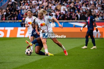 2024-04-28 - Sandy Baltimore of Paris Saint Germain and Lindsey Horan of Olympique Lyonnais fight for the ball during the UEFA Women's Champions League, Semi-finals, 2nd leg football match between Paris Saint-Germain and Olympique Lyonnais on April 28, 2024 at Parc des Princes stadium in Paris, France - FOOTBALL - WOMEN'S CHAMPIONS LEAGUE - PARIS SG V LYON - UEFA CHAMPIONS LEAGUE WOMEN - SOCCER