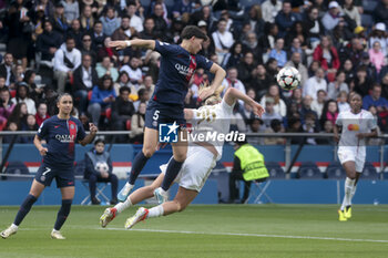 2024-04-28 - Elisa De Almeida of PSG, Lindsey Horan of Lyon during the UEFA Women's Champions League, Semi-finals, 2nd leg football match between Paris Saint-Germain and Olympique Lyonnais on April 28, 2024 at Parc des Princes stadium in Paris, France - FOOTBALL - WOMEN'S CHAMPIONS LEAGUE - PARIS SG V LYON - UEFA CHAMPIONS LEAGUE WOMEN - SOCCER