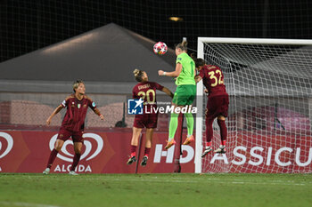 2024-10-08 - Elena Linari of A.S. Roma Women during the Women Champion League Rome vs Wolfsburg 08 October 2024 at the Tre Fontane Stadium in Rome - ROMA WOMEN VS WOLFSBURG - UEFA CHAMPIONS LEAGUE WOMEN - SOCCER