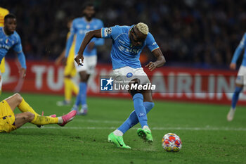 2024-02-21 - SSC Napoli's Nigerian forward Victor Osimhen scores against barcelliona during the UEFA Champions League round 16 match between SSC Napoli vs Barcellona at the Diego Armando Maradona Stadium in Naples, southern Italy, on February 21, 2024. - SSC NAPOLI VS FC BARCELONA - UEFA CHAMPIONS LEAGUE - SOCCER