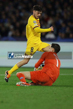2024-02-21 - Barcellona's Spanish midfielder Pedri challenges for the ball with SSC Napoli's Italian goalkeeper Alex Meret during the UEFA Champions League round 16 match between SSC Napoli vs Barcellona at the Diego Armando Maradona Stadium in Naples, southern Italy, on February 21, 2024. - SSC NAPOLI VS FC BARCELONA - UEFA CHAMPIONS LEAGUE - SOCCER