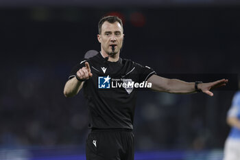 2024-02-21 - German referee Felix Zwayer gesticulate during the UEFA Champions League round 16 match between SSC Napoli vs Barcellona at the Diego Armando Maradona Stadium in Naples, southern Italy, on February 21, 2024. - SSC NAPOLI VS FC BARCELONA - UEFA CHAMPIONS LEAGUE - SOCCER
