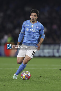 2024-02-21 - SSC Napoli's Argentine forward Giovanni Simeone controls the ball during the UEFA Champions League round 16 match between SSC Napoli vs Barcellona at the Diego Armando Maradona Stadium in Naples, southern Italy, on February 21, 2024. - SSC NAPOLI VS FC BARCELONA - UEFA CHAMPIONS LEAGUE - SOCCER