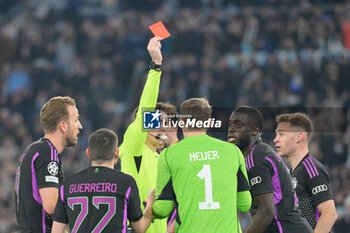 2024-02-14 - referee Francois Letexier shows the red card to Dayot Upamecano (Bayern Munich) during the UEFA Champions League 2023-2024 football match between SS Lazio and Bayern Monaco at the Olympic Stadium in Rome on February 14, 2023. - SS LAZIO VS BAYERN MUNICH - UEFA CHAMPIONS LEAGUE - SOCCER
