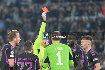 2024-02-14 - referee Francois Letexier shows the red card to Dayot Upamecano (Bayern Munich)  during the UEFA Champions League 2023-2024 football match between SS Lazio and Bayern Monaco at the Olympic Stadium in Rome on February 14, 2023. - SS LAZIO VS BAYERN MUNICH - UEFA CHAMPIONS LEAGUE - SOCCER