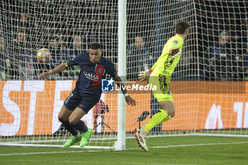 2024-02-14 - Kylian Mbappe of PSG scores his goal against Real Sociedad goalkeeper Alejandro Remiro during the UEFA Champions League, Round of 16 1st leg football match between Paris Saint-Germain (PSG) and Real Sociedad on February 14, 2024 at Parc des Princes stadium in Paris, France - FOOTBALL - CHAMPIONS LEAGUE - PARIS SG V REAL SOCIEDAD - UEFA CHAMPIONS LEAGUE - SOCCER