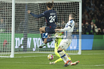 2024-02-14 - Bradley Barcola of PSG scores his goal against Real Sociedad goalkeeper Alejandro Remiro during the UEFA Champions League, Round of 16 1st leg football match between Paris Saint-Germain (PSG) and Real Sociedad on February 14, 2024 at Parc des Princes stadium in Paris, France - FOOTBALL - CHAMPIONS LEAGUE - PARIS SG V REAL SOCIEDAD - UEFA CHAMPIONS LEAGUE - SOCCER